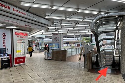 名古屋駅エスカ地下街店 アクセス 6：「ビックカメラ」からはこちらのエスカレーターを下りたらすぐ左です。