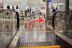 なんばマルイ店 アクセス 5：6Fまで上がると【GU】がございます。右へお進みください。