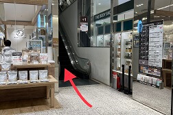 なんばマルイ店 アクセス 4：中へ進むとすぐにエスカレーターがございます。6Fまでお上がり下さい。