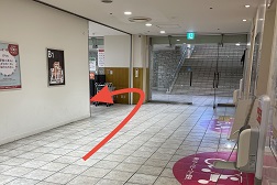 マルイファミリー溝口店 アクセス 4：エレベーターを降りて右へ進み矢印の方へお曲がり下さい。