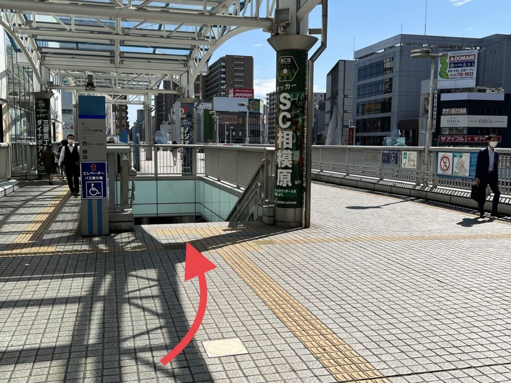 相模原駅前店 アクセス 3：左に曲がりすぐ目の前の階段をお降り下さい。