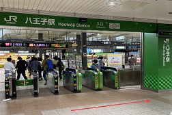八王子オーパ店 アクセス 1：JR八王子駅改札口よりご案内します。