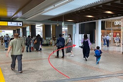 八王子オーパ店 アクセス 3：少し進むと右側に「八王子OPA」の入口がございます。