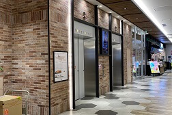 八王子オーパ店 アクセス 5：少し進むと左側にエレベーターでございますので5Fまでお上がりください。