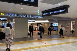 大丸梅田店 アクセス 4：エスカレーターを降りると大丸梅田店の入口がございます。