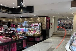 大丸梅田店 アクセス 6：「マダムシンコ」さんの手前を右に入り矢印の方へお進み下さい。