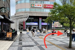 錦糸町駅前店 アクセス 3：外に出て左に進むと「アルカキット錦糸町」がございます。手前を右にお進みください。