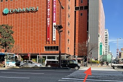 大丸福岡天神店 アクセス 2：振り返ると横断歩道を渡った先に大丸福岡天神店がございます。