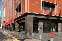 大丸福岡天神店 アクセス 3：本館の入口よりお入りください。