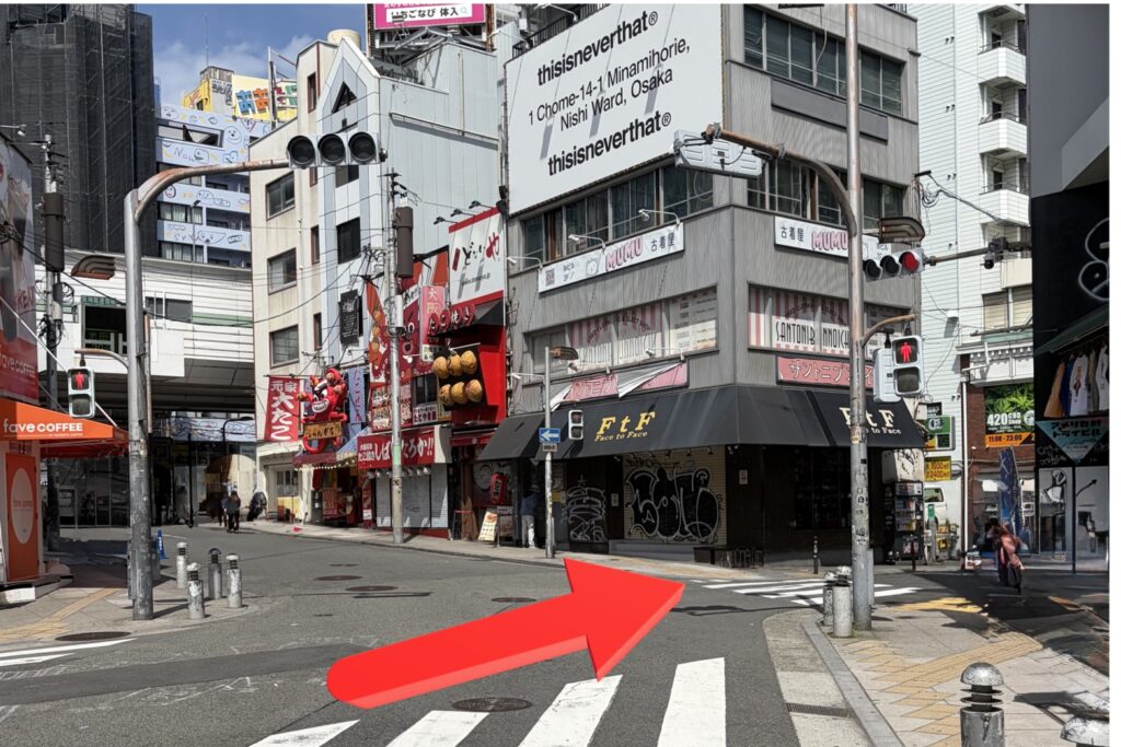 心斎橋店 アクセス 2：こちらの交差点を矢印の方向へお進みください。