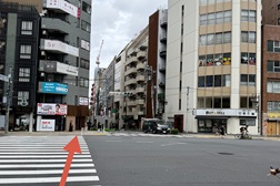 恵比寿駅前店 アクセス 4：こちらの横断歩道をお渡りください。左側に当店の看板が見えてまいります。