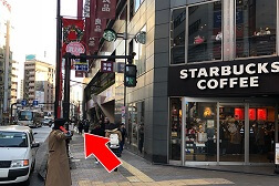 池袋東口店 アクセス 4：スタバと無印良品が見えたらあと少しです。
