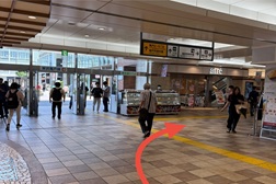 アトレ亀戸店 アクセス 2：矢印の方向にお進みください。（東武線方向）
