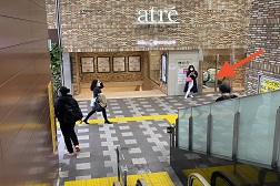 アトレ吉祥寺店 アクセス 4：エスカレーターを下りたら矢印の入口より「アトレ」へお入りください。