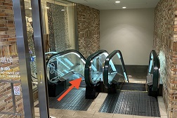 アトレ吉祥寺店 アクセス 5：入口を入るとすぐにエスカレーターがございますので下にお下りください。