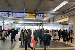 町田店 アクセス 2：右側にルミネがございます。そのままデッキの方へ進みください。