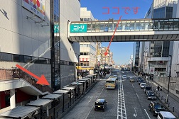 町田店 アクセス 3：デッキを出て左側の階段をお降りください。