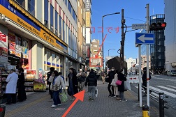 町田店 アクセス 4：階段を降りて歩道を進むと「マツキヨ」があるのでそのままお進みください。