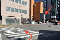 新橋駅前店 アクセス 4：横断歩道を渡ると右側に当店の看板が見えて参ります。