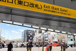 下北沢店 アクセス 1：小田急線下北沢駅東口改札よりご案内します。矢印の方向へお進みください。