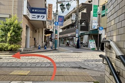 千歳烏山店 アクセス 2：駅を出てすぐ左にお進みください。