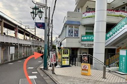 千歳烏山店 アクセス 3：東進ハイスクールさんと当店の看板がございます。当店入口は少し先にございます。